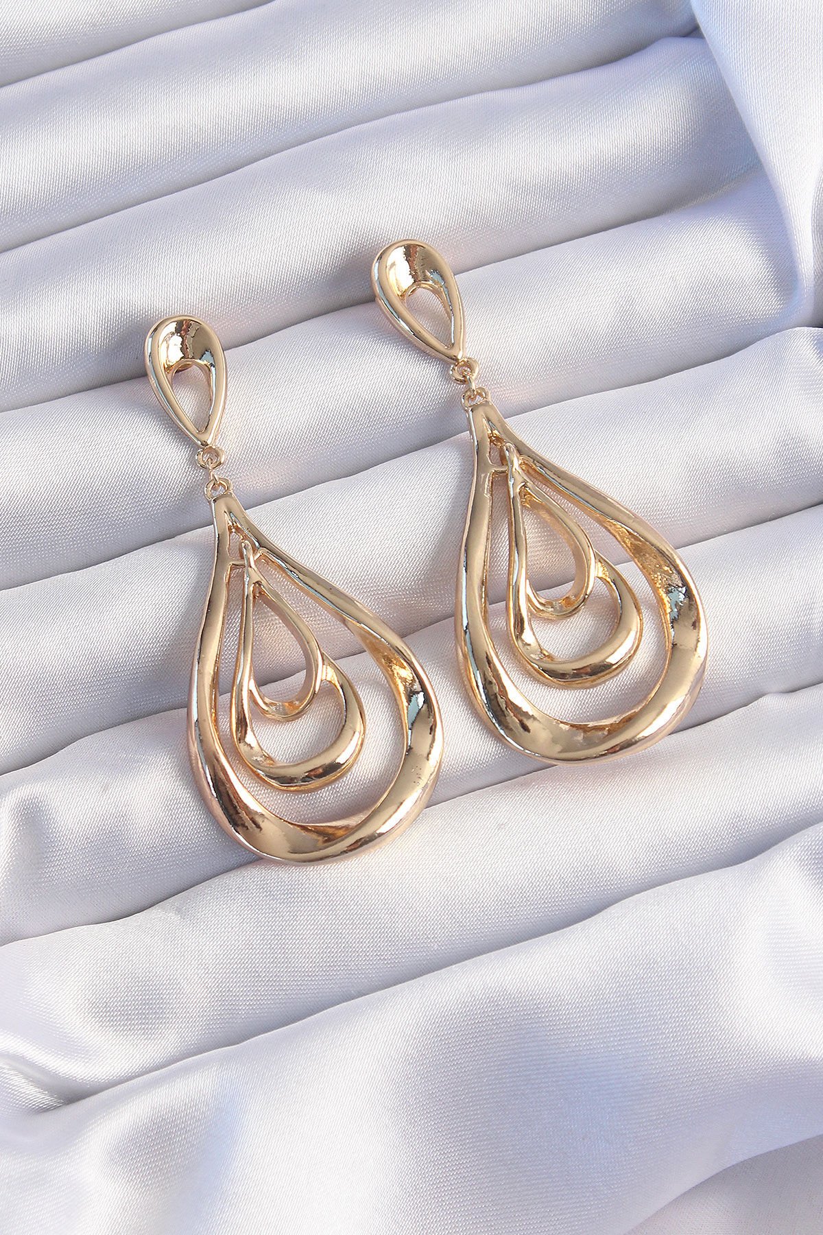 Özel Seri Pirinç Gold Renk Kıvrımlı Damla Görünüm Sallantılı Küpe