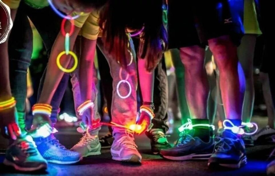 Karanlıkta Yanan Parlayan Fosforlu Glow Stick  Çubuk Bileklik 50 Adet