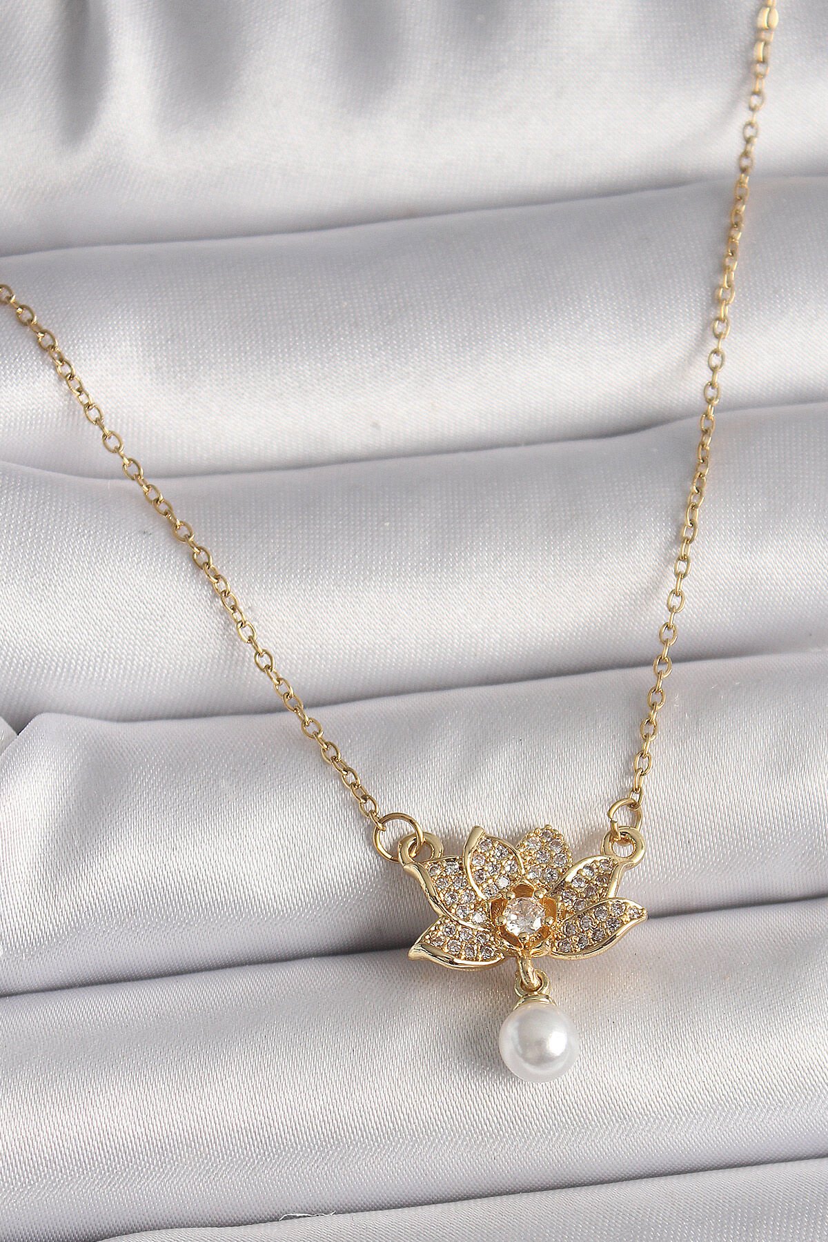 316L Çelik Gold Renk Zincir Zirkon Taşlı Lotus Çiçeği Figür Sallantı İnci Detay Kadın Kolye