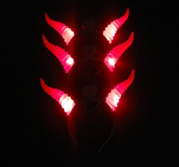 Kırmızı Renk Led Işıklı Kıvrımlı Boynuz Taç 27x18 cm