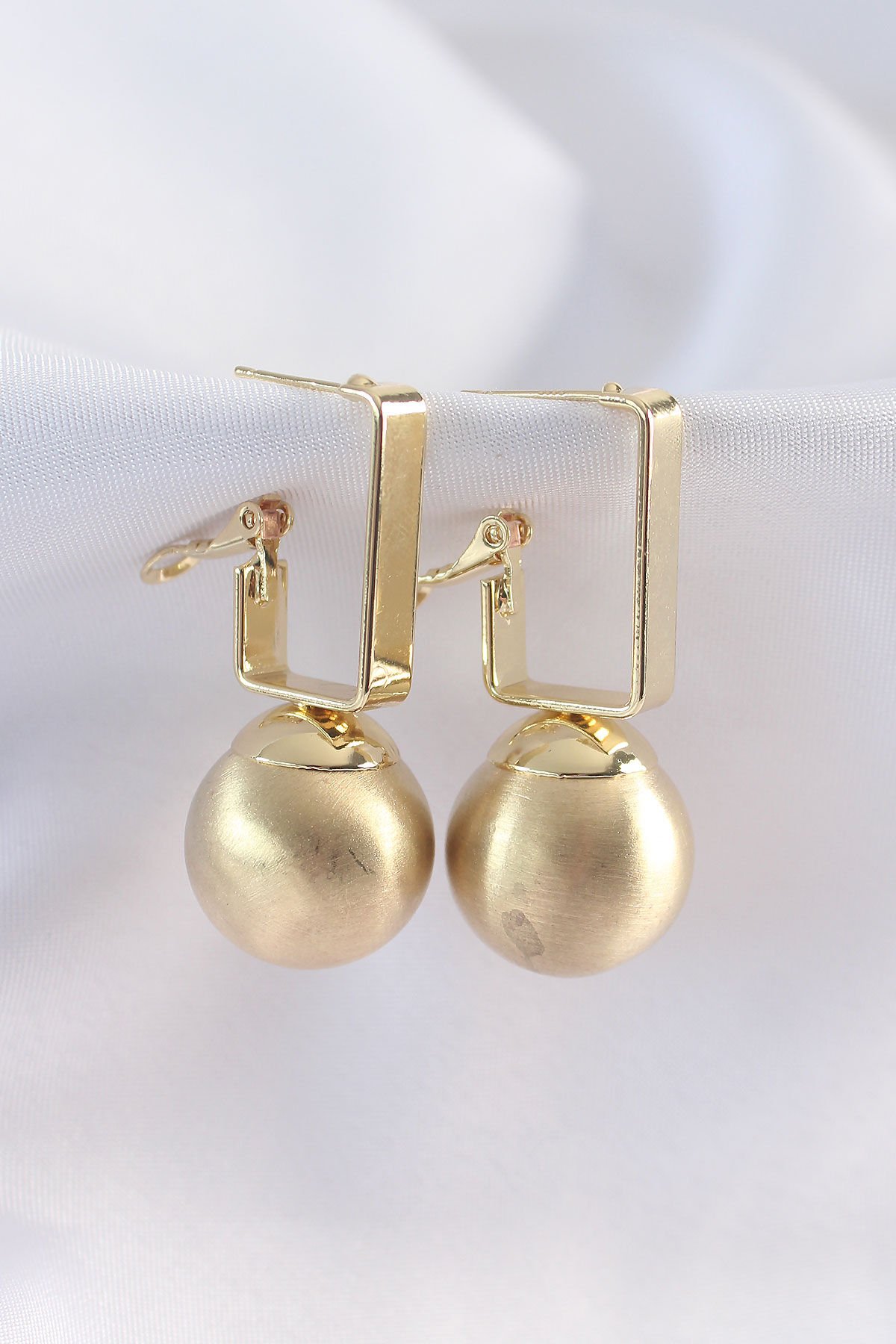 Pirinç  Gold Renk Dikdörtgen Detay Oval Küpe