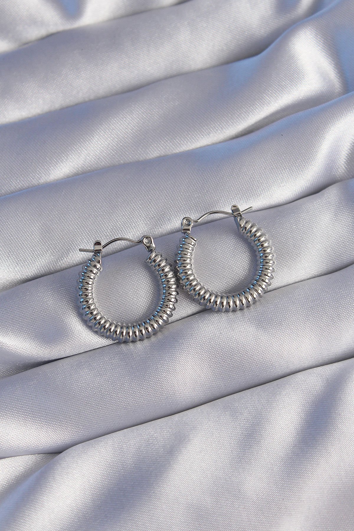 316L Çelik Özel Seri   Gümüş Renk Oval Tasarımlı Tırtıklı Küpe