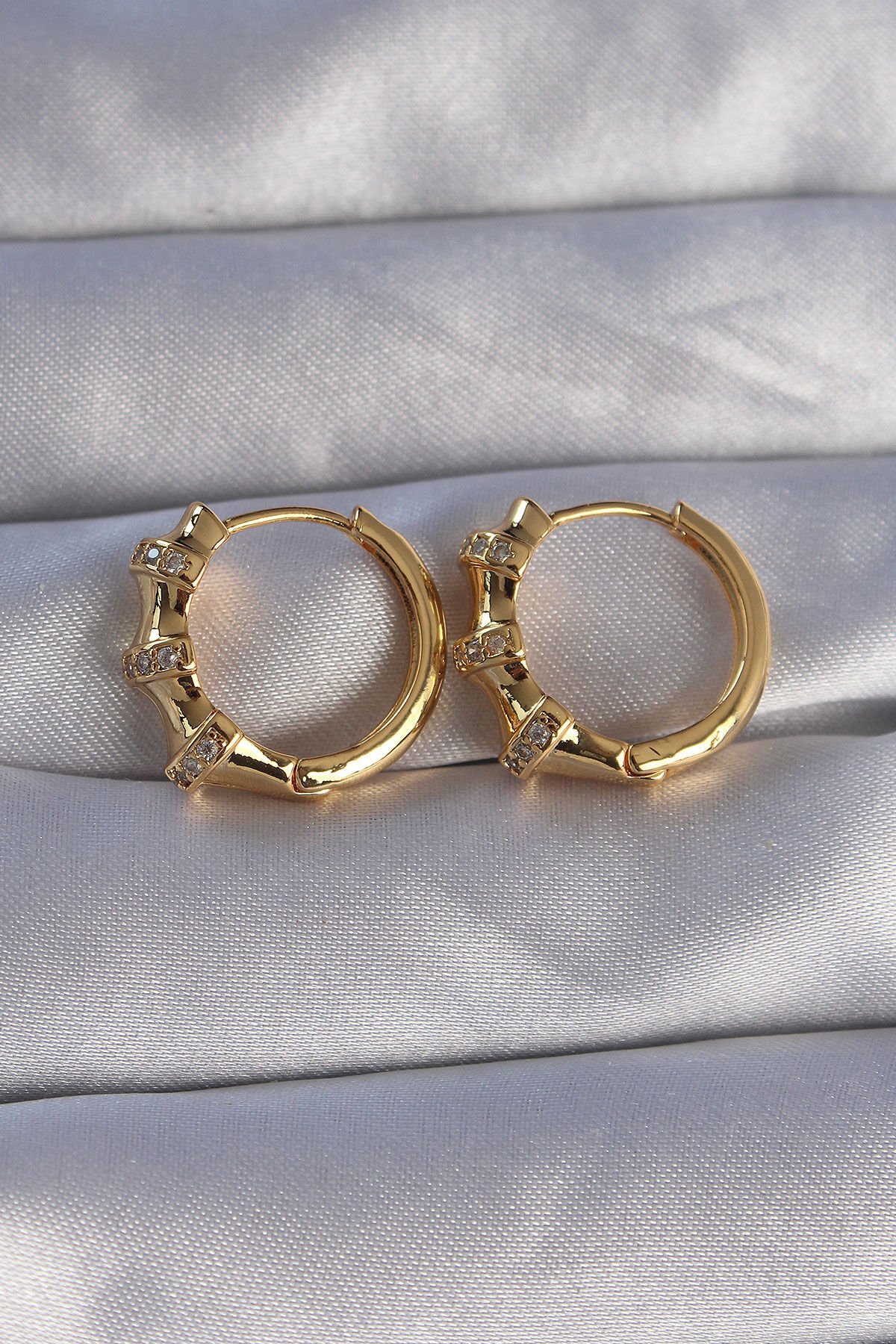 Pirinç  Gold Renk Kabartmalı Zirkon Taşlı Oval Model Küpe