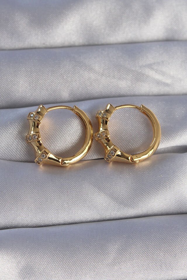 Pirinç  Gold Renk Kabartmalı Zirkon Taşlı Oval Model Küpe