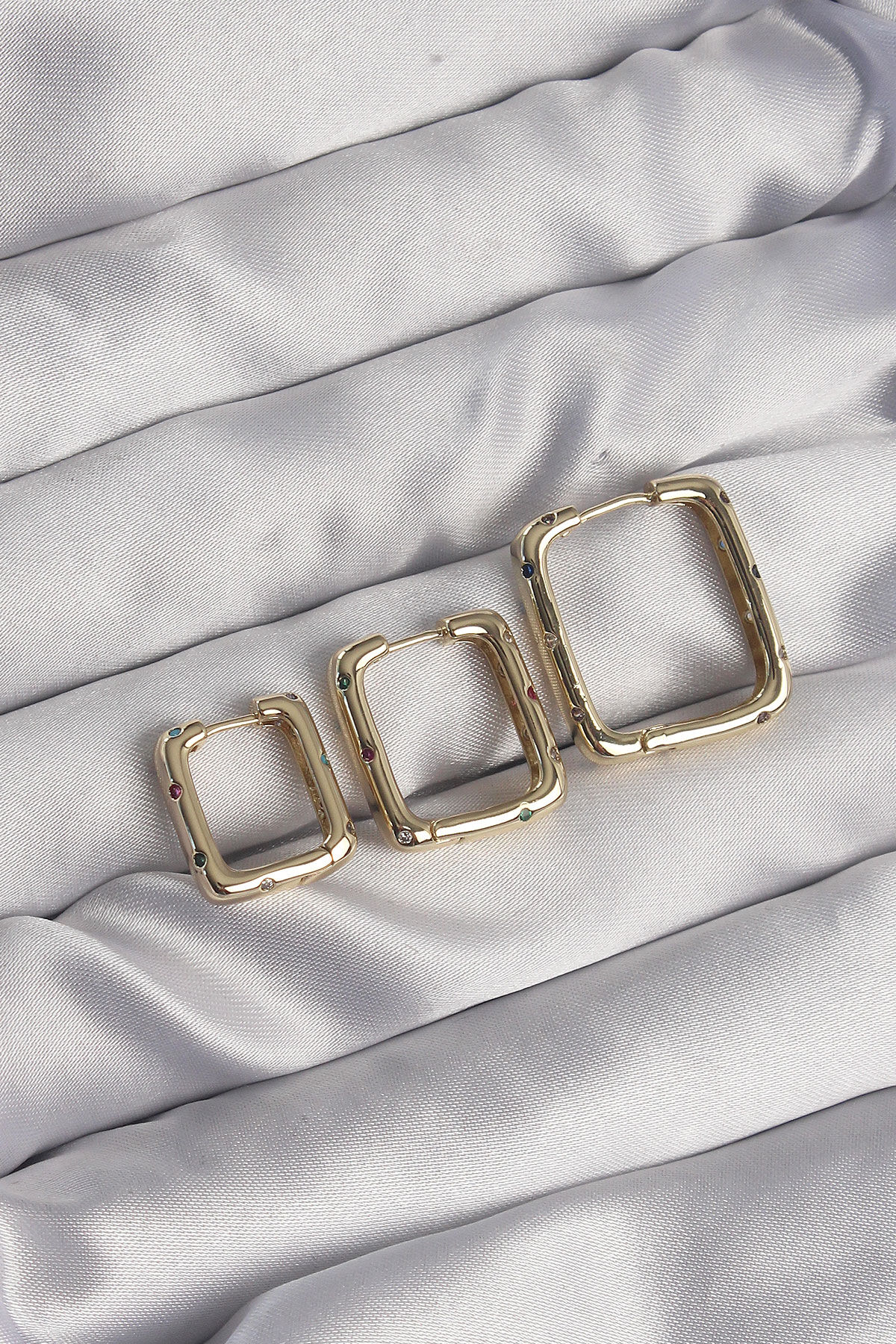 Özel Seri Pirinç Gold Renk Renkli Zirkon Taşlı Kare Model Küpe Seti